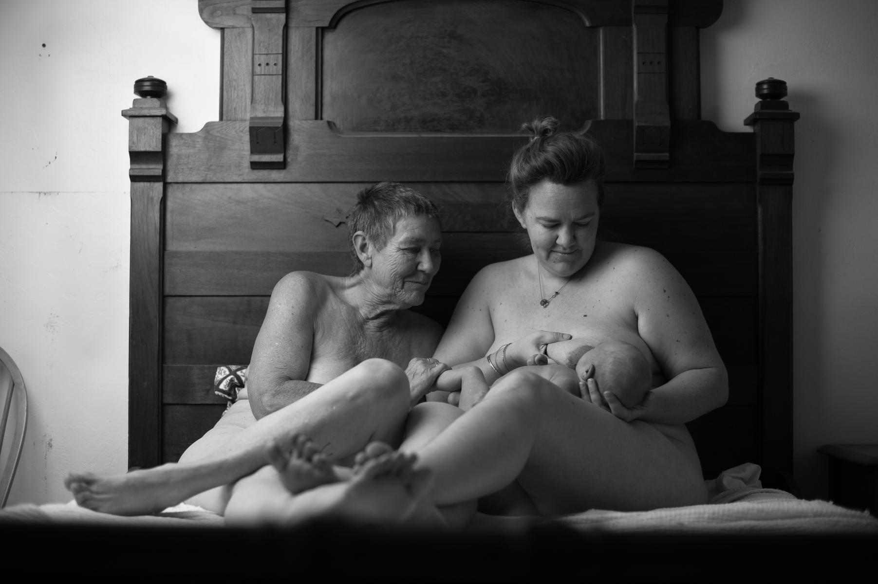 3 generations moms breastfeeding